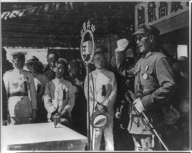 蒋介石在军官训练营
1935年，南京，蒋介石在军官学校进行演讲。