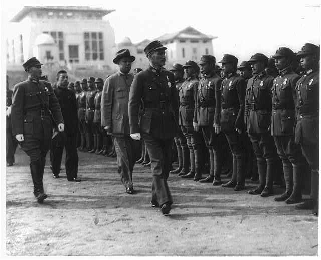 蒋介石在军官训练营
1940年，汉口，蒋介石视察军官训练团。