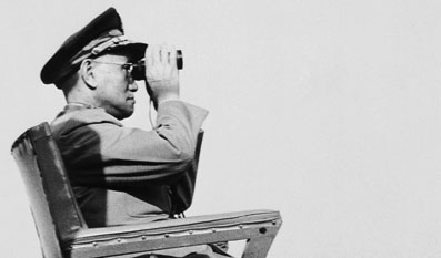 1967年1月16日，蒋介石眺望大陆。