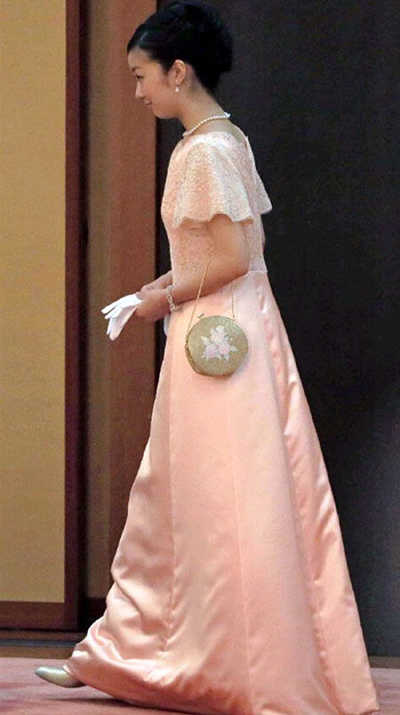 日本佳子公主粉嫩裙装出席皇宫晚宴(组图)