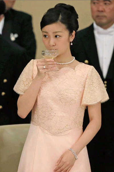 日本佳子公主粉嫩裙装出席皇宫晚宴(组图)