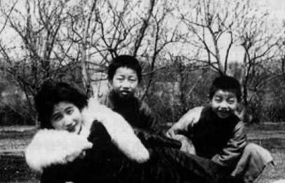陆小曼与两个侄子在一起