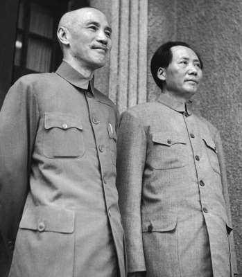 1945年重庆谈判，蒋介石与毛泽东（取自网路） .jpg